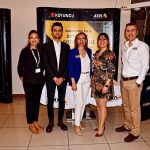 En Etkili Açılış Organizasyon Paketi | Zincir Balon Süsleme, 7 Bistro Masa, Mini Ses Sistemi ve Kokteyl İkramları – 26.900 TL