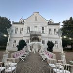 Şık Açılış Organizasyonu: Kırmızı Halı, Balon Süsleme, Kokteyl Masaları ve 50 Kişilik İkram 29.000 TL