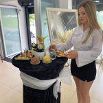 Misafir Karşılamada Düzen Sağlayan 2 Hostes, 6 Bariyer ve 6 Metre Halı Paketi 17.500 TL