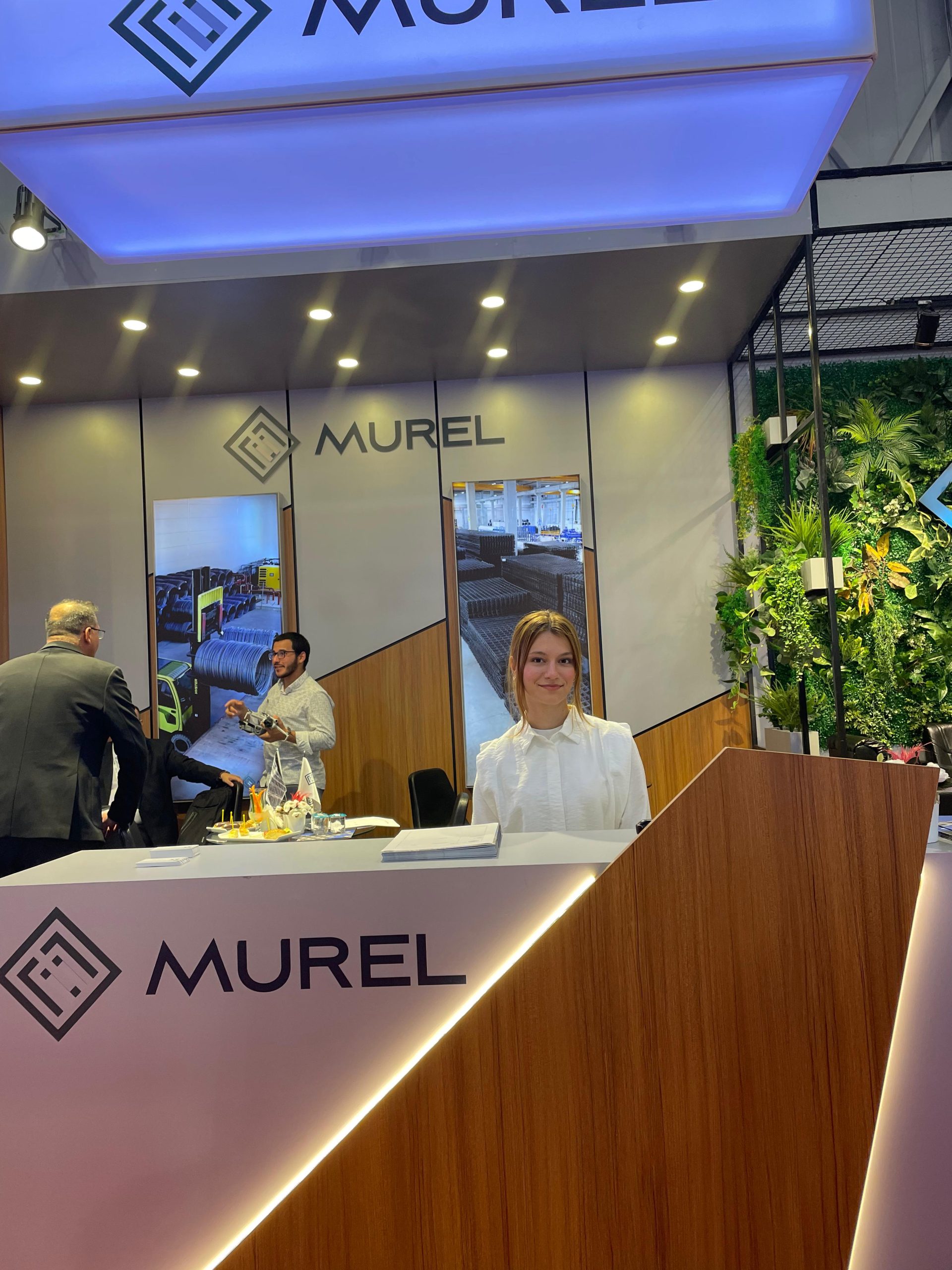Fuar Stand Hostesi Çözümleriyle Stand Alanında Dikkat Çeken Profesyonel Ekip Desteği