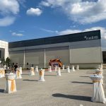 En Etkili Açılış Organizasyon Paketi | Zincir Balon Süsleme, 7 Bistro Masa, Mini Ses Sistemi ve Kokteyl İkramları – 26.900 TL