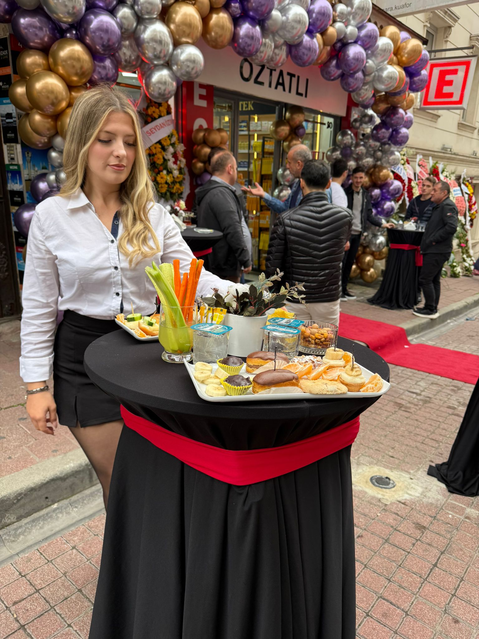 İstanbul Geneli Karşılama Hostesi ve Kırmızı Halı Hizmetiyle Prestijli Açılış Organizasyonları