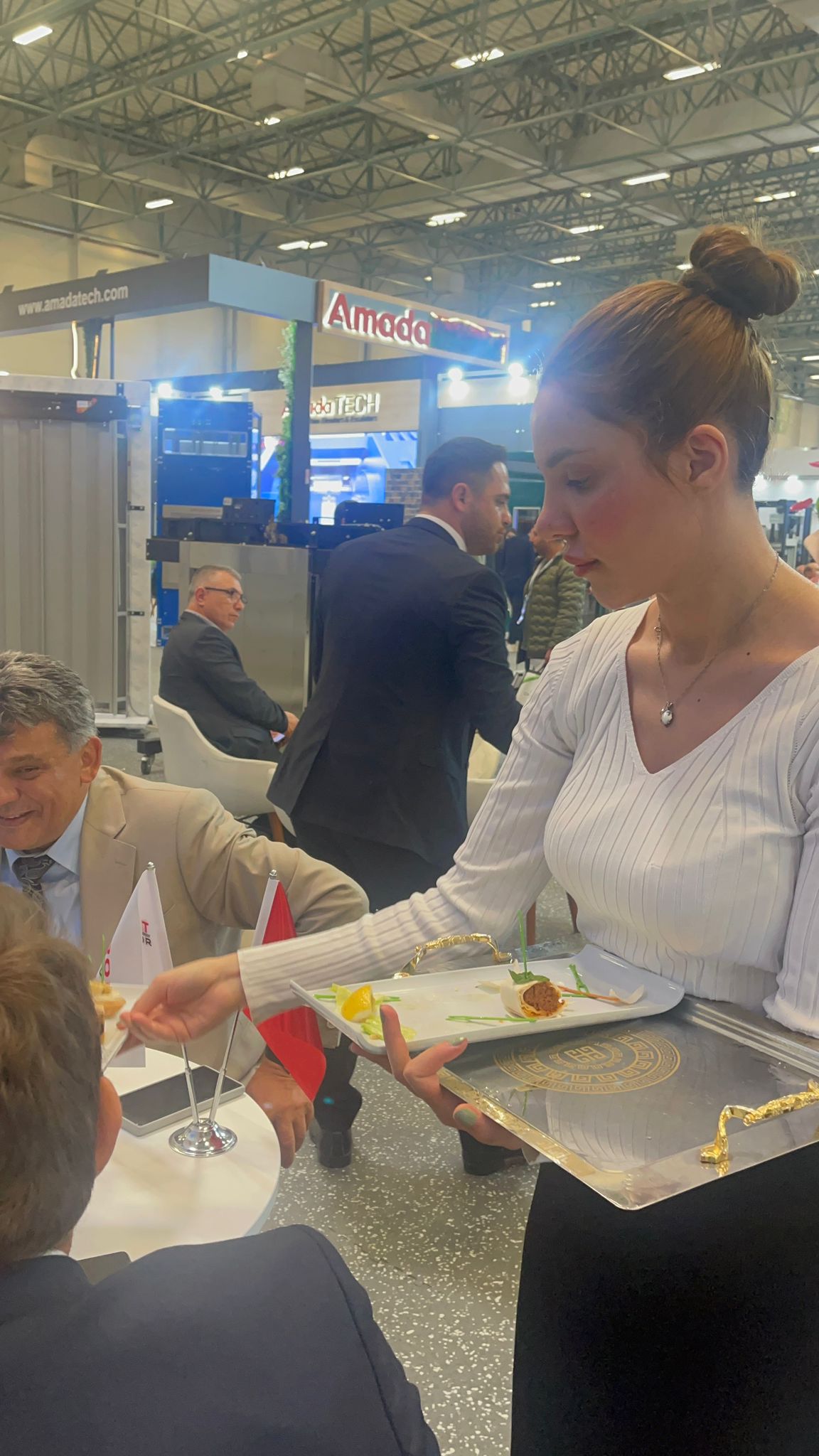 Fuar Hostesi Kiralama & Catering Hizmeti – Tüm Fuarlar İçin Coffee Break & Kokteyl Organizasyonu