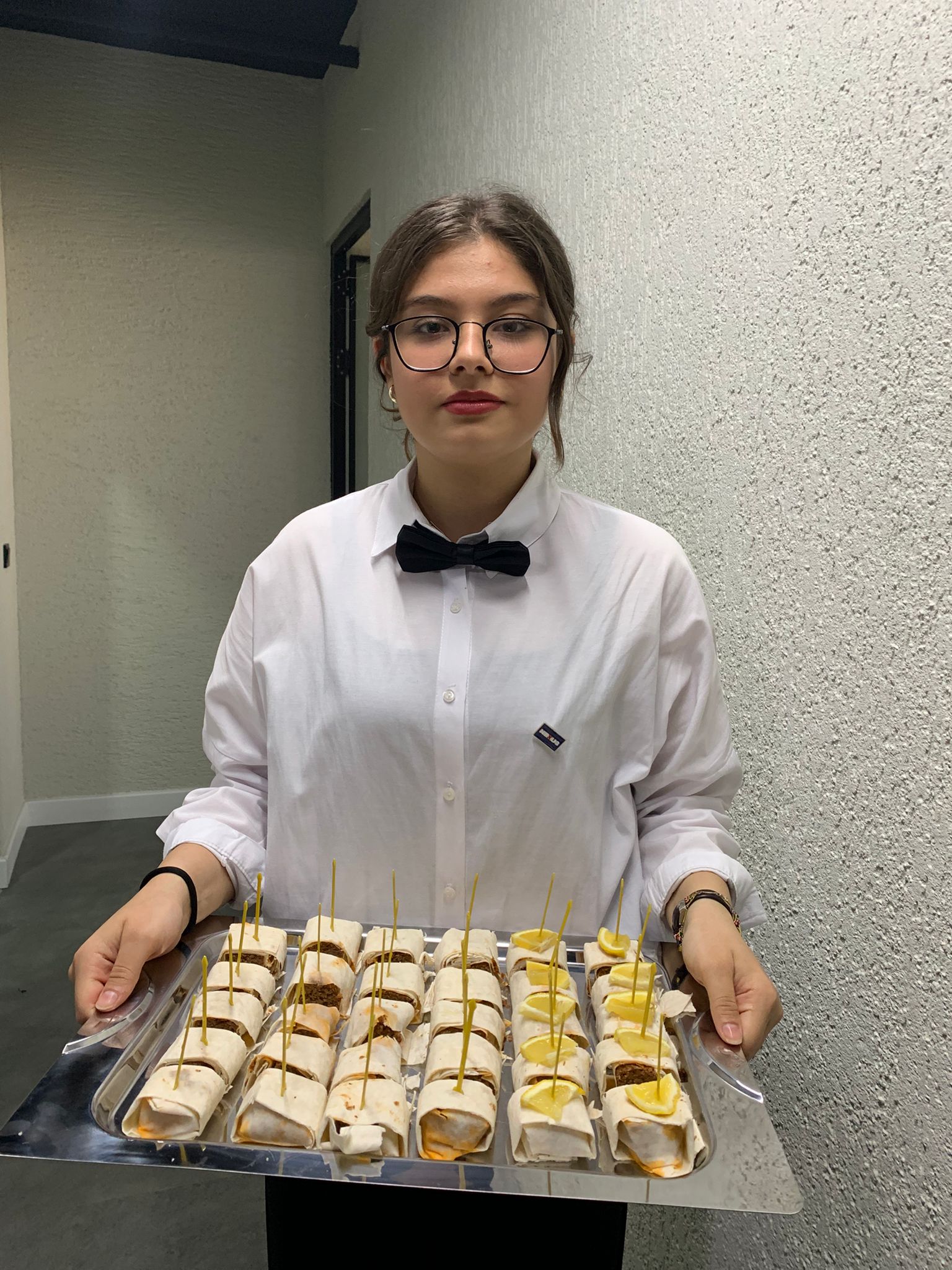Garson Kiralama 4000 TL + KDV ile Etkinliğinizde Düzenli ve Profesyonel Servis Nasıl Sağlanır?