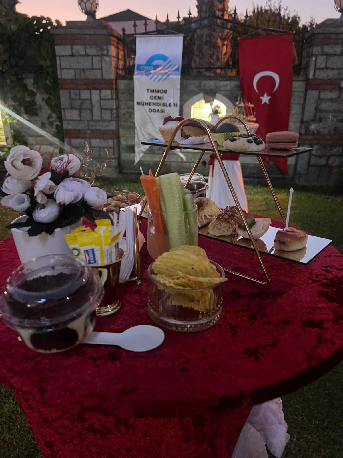 Workshop Ve Networking Etkinlikleri İçin DJ’li, Canlı Müzikli Ara Sıcaklı Premium Catering Organizasyonu | 100 Kişi 74.900 TL