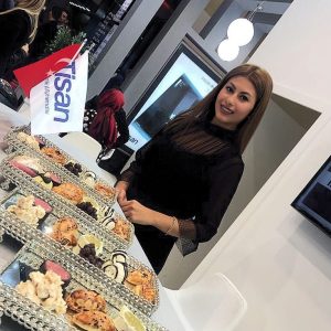Fuar Hostesi Kiralama ve Catering Hizmeti | Standınız Kalabalıkken Bile “Kontrollü” Görünsün