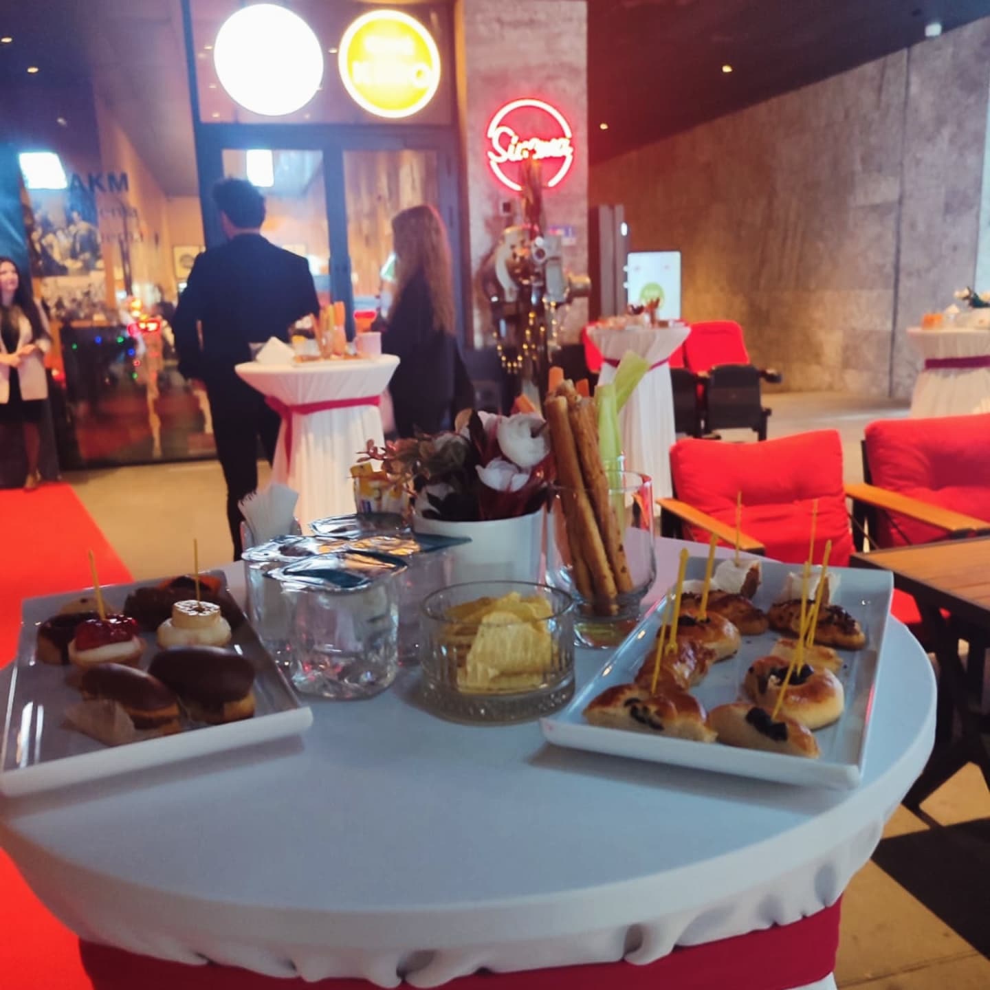 Toplantı Organizasyonu Catering: Kokteyl ve Coffee Break İkramlarıyla Akıcı, Kurumsal Bir Deneyim
