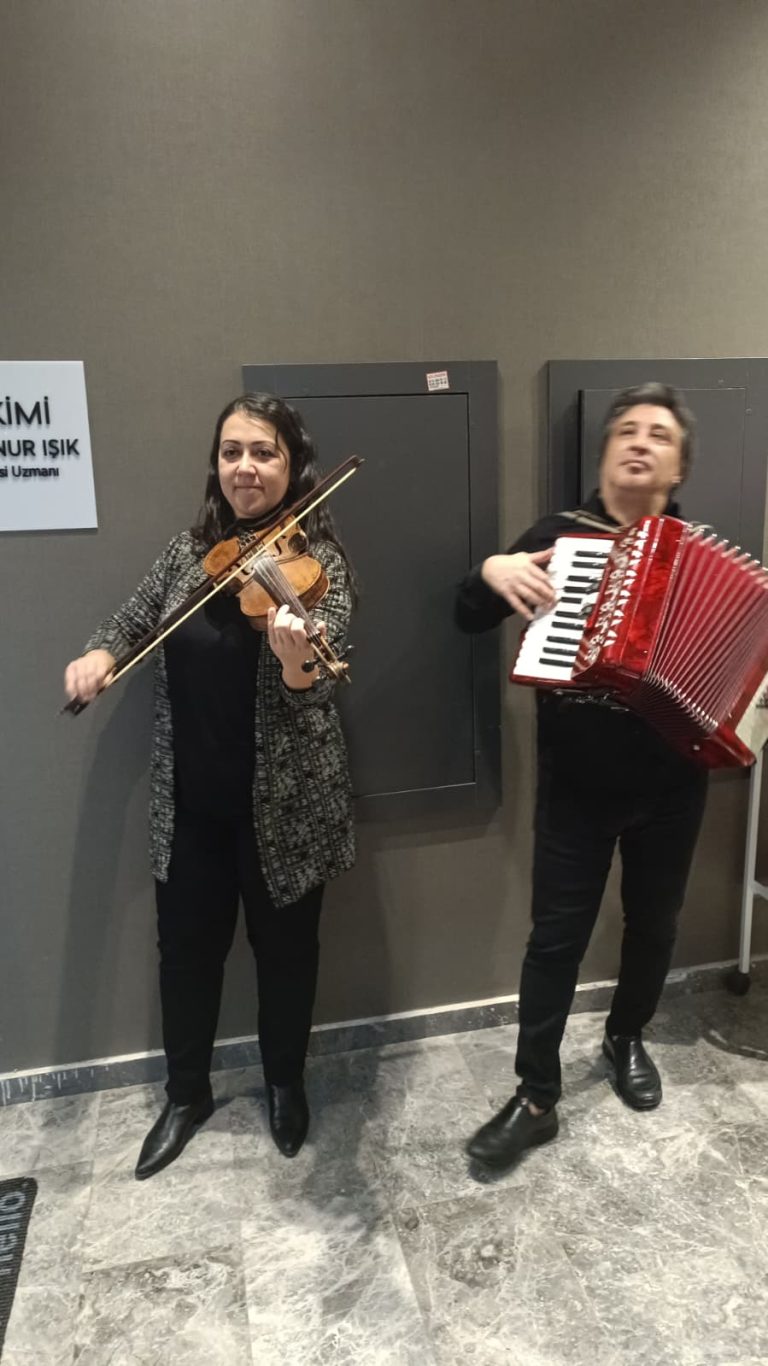 Müzik Grubu Kiralama ile Etkinliğinizin Havasını Baştan Kurun: Canlı Performans, Şık Akış, Unutulmaz Etki