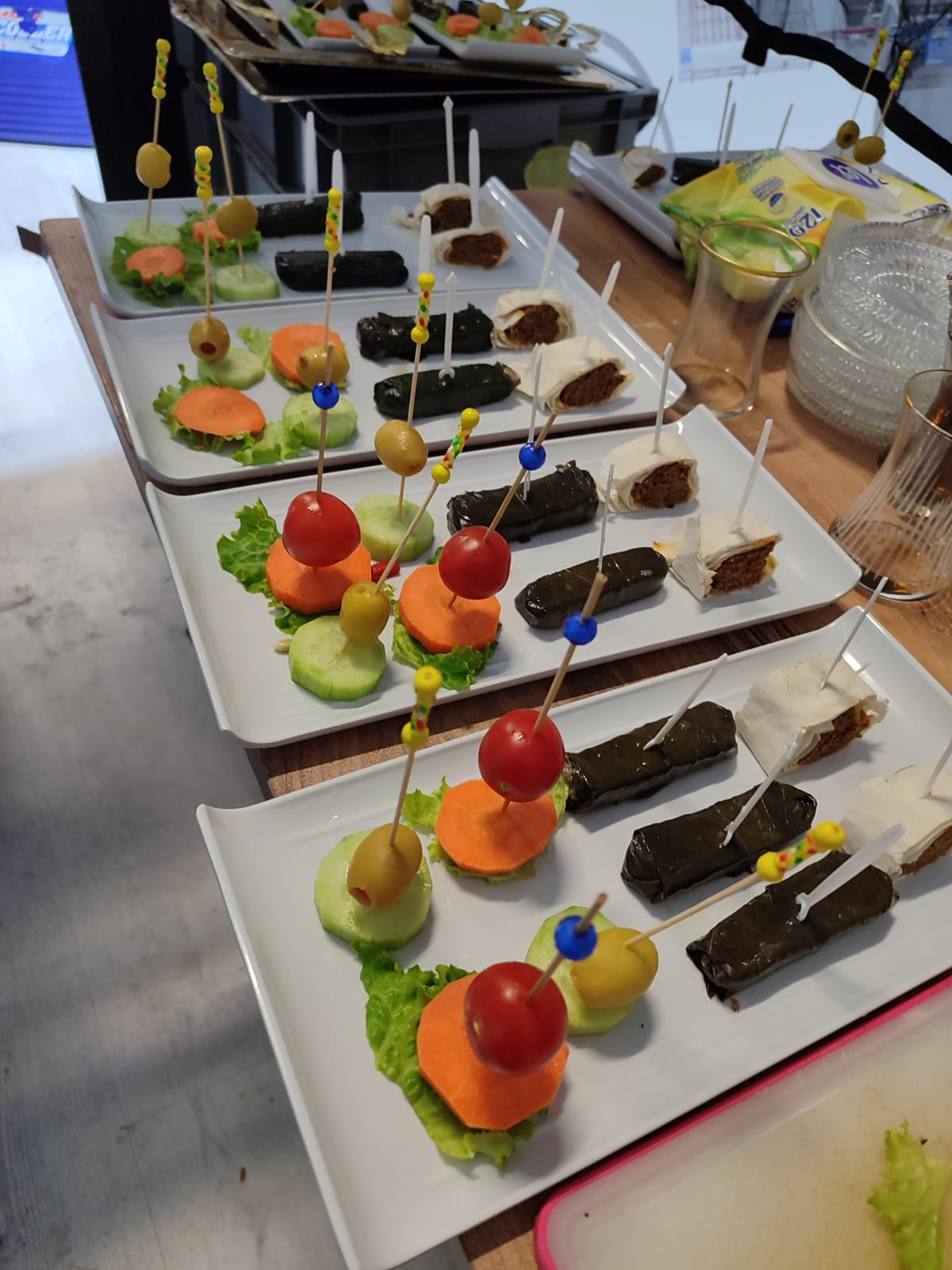 Misafirleriniz “Çok Özenli” Diyecek: İstanbul İkramlık Catering Rehberi, 50–100 Kişi Hazır Paketler
