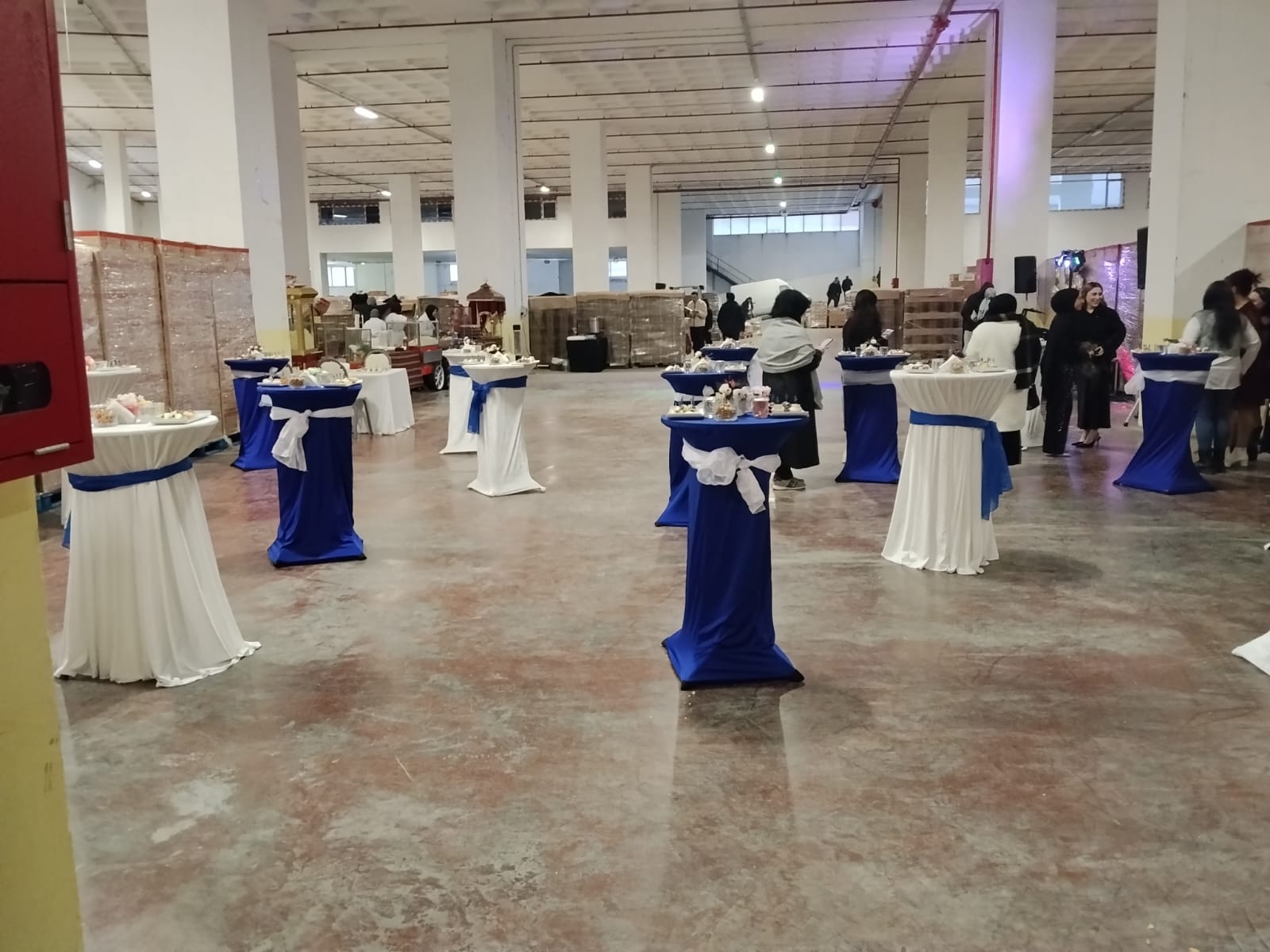 Gaziosmanpaşa Kokteyl Masası Kiralama – Her Etkinlikte Şıklık Detaylarda Saklı