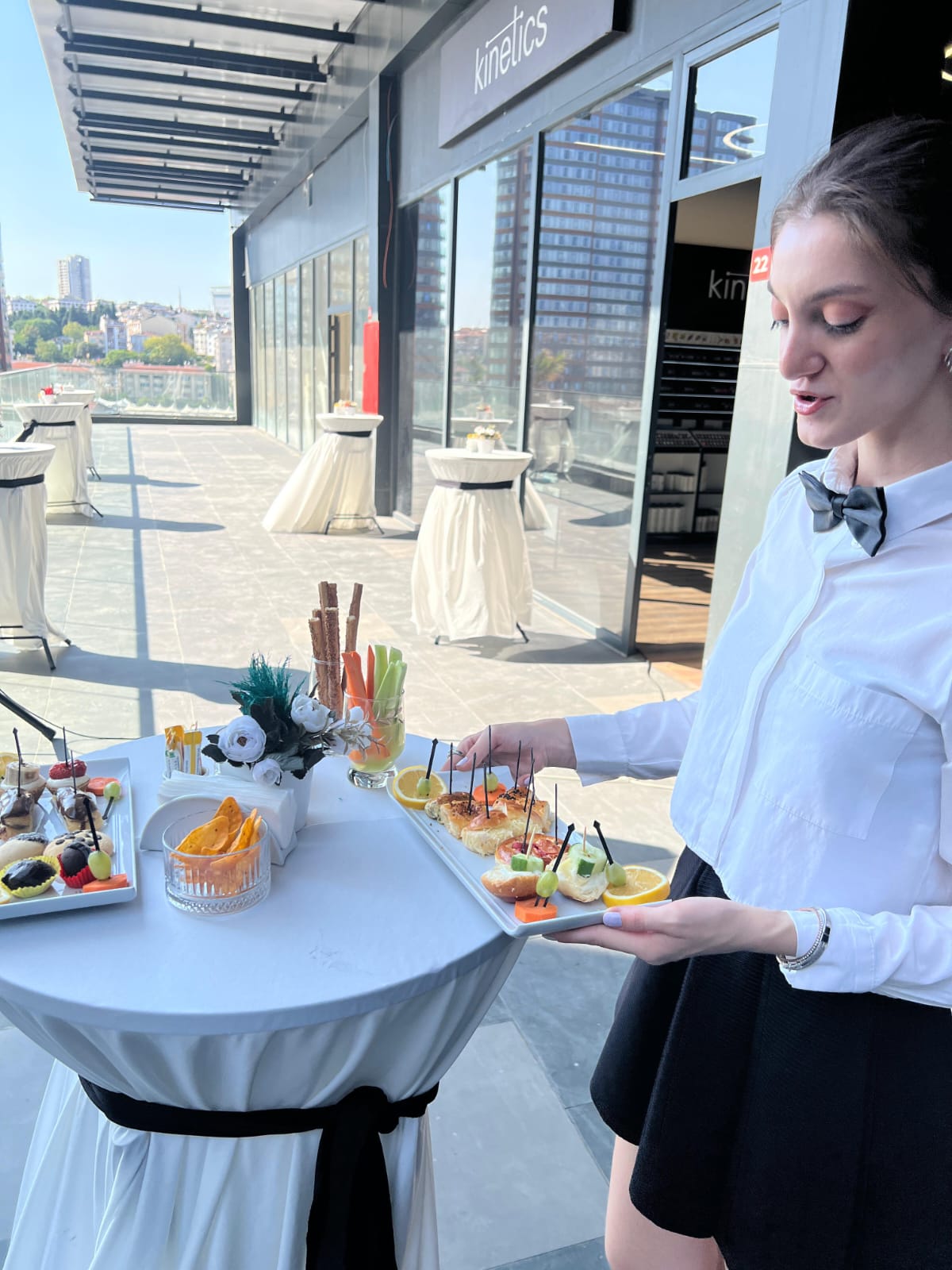 Kokteyl Organizasyonu ve Catering: 50–150 Kişi için 25.000–95.000 TL Paketler, Şık İkram, Hızlı Servis, Eksiksiz Kurulum