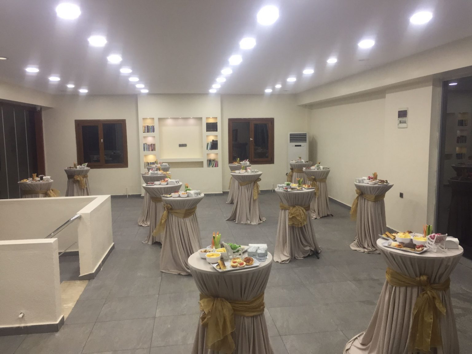 10 Adet Bistro Masa Kiralama 9.900 TL 2026 Paketi Etkinliklerde Nasıl Daha Güçlü Görünüm Sağlar?