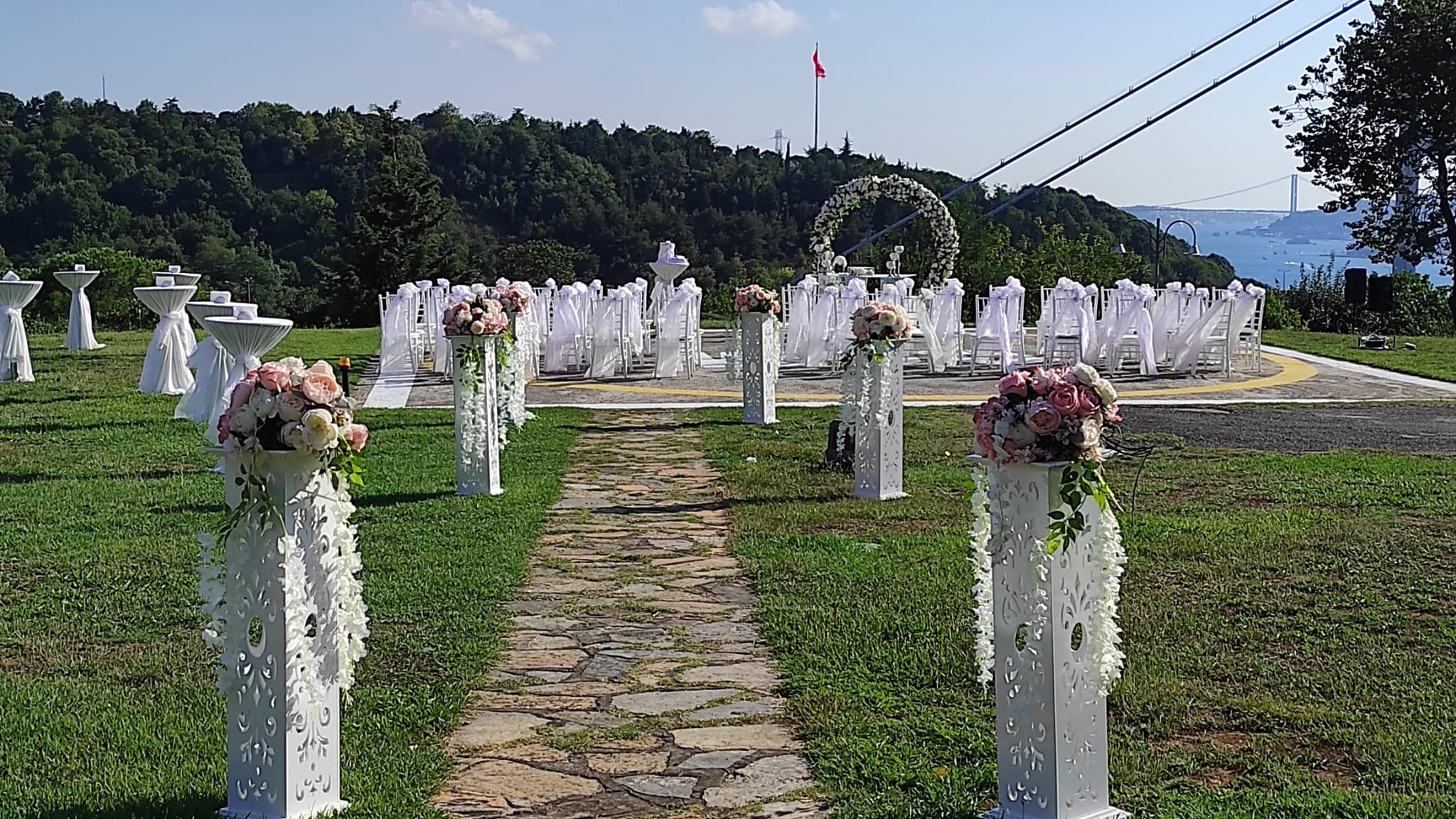 2026 Düğün Kokteyli Paketleri: 3 Kişilik Müzik, Tiffany Sandalye ve Şık Kurulum