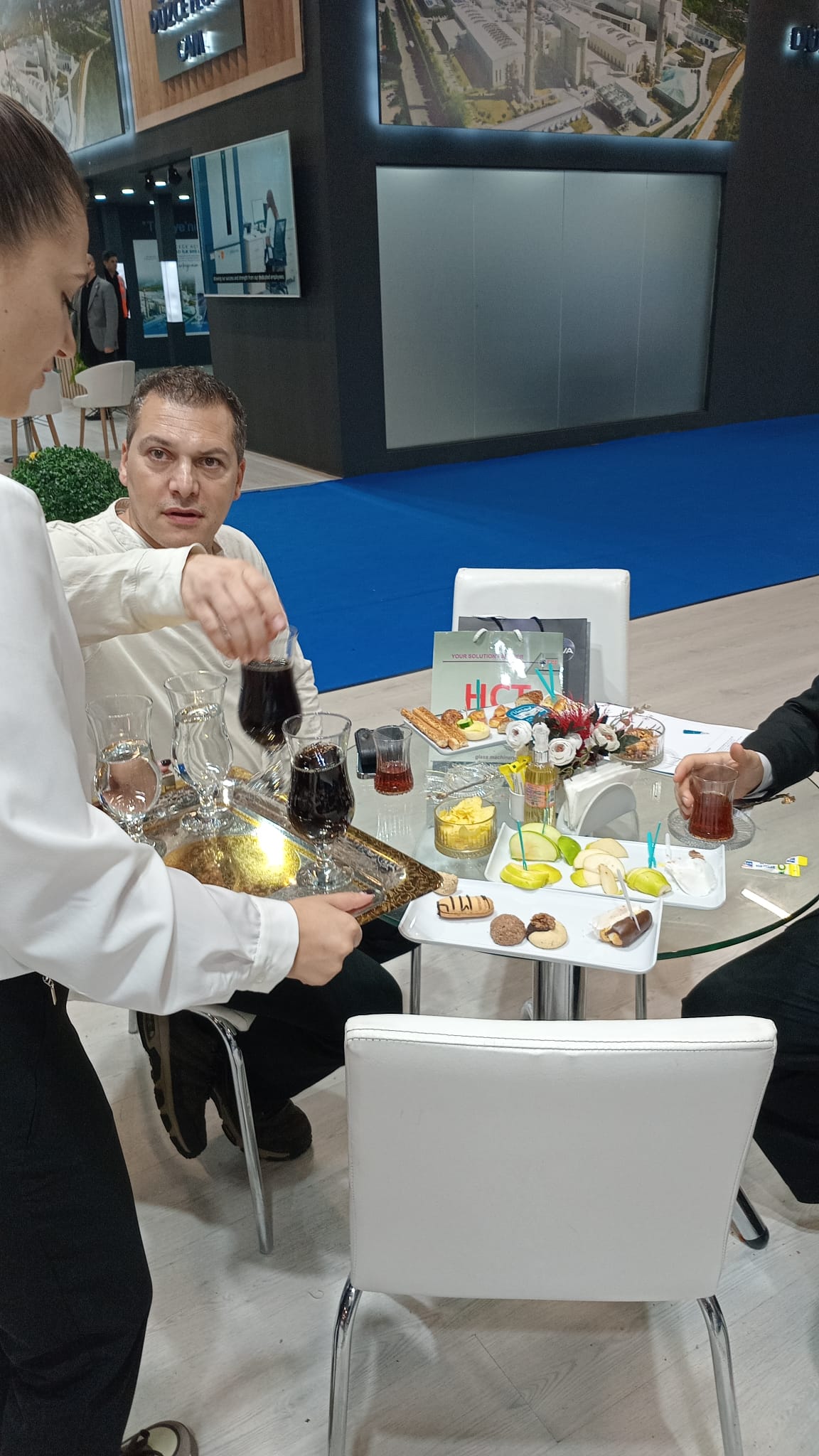 Fuar Standlarında Hostes Fotomodel ve Catering Hizmeti ile Marka Değerinizi Yükseltin Profesyonel