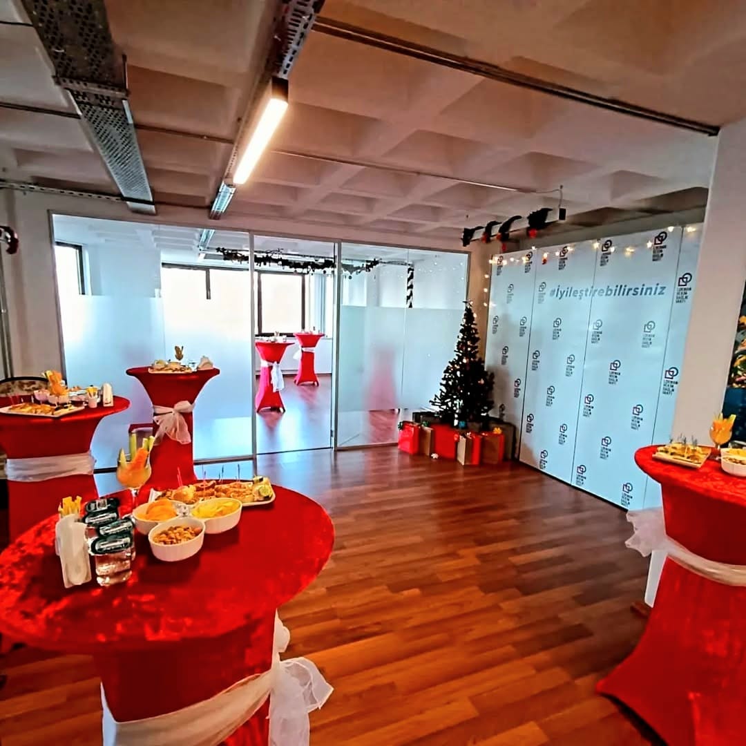 Mezuniyet Töreni İçin Catering ve Kokteyl Hizmeti ile Davet Planlama Süreci Nasıl Kolaylaştırılır