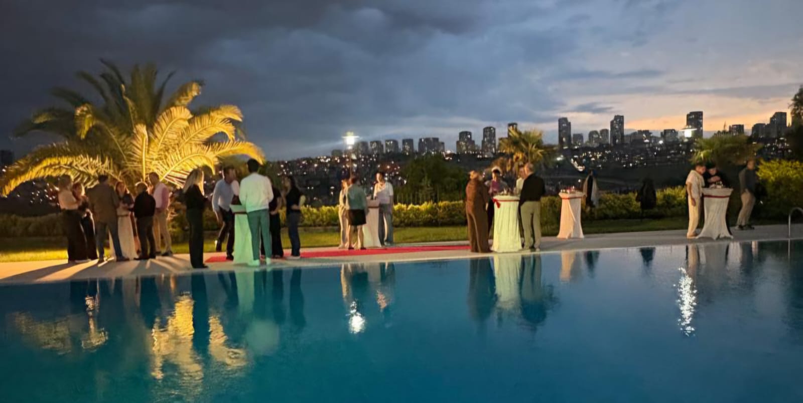 Özel Davetler İçin DJ Performanslı Kokteyl Catering ve Parti Organizasyonu Hizmeti Sunuyoruz