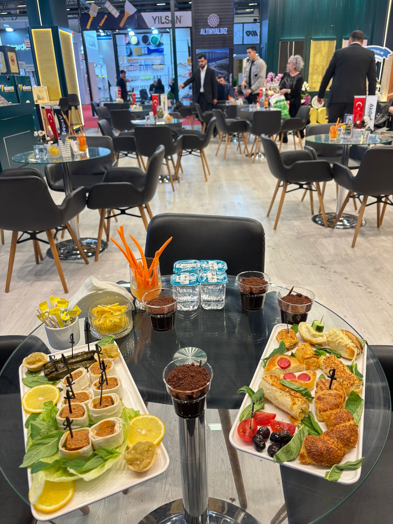 Fuar Standları İçin VIP Catering Hizmeti ve Profesyonel Servis Ekibi