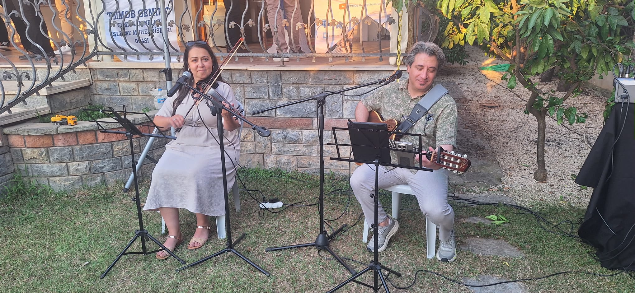 Keyifli Anlar Bir Arada: Canlı Müzik ve İkramlı Parti Organizasyonu